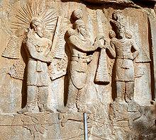 Relief zu Taq-e Bostan: Investitur Ardaschirs II. mit der Darstellung der persischen Gottheit Mithra